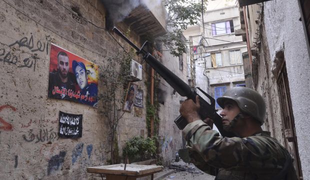 A Lebanese army soldier on patrol in the northern Lebanese city of Tripoli following clashes between Lebanese soldiers and Islamist gunmen, on October 27, 2014. (Reuters/Stringer)