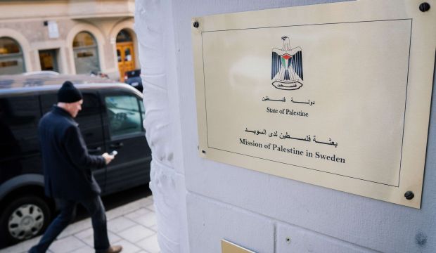 A man walks by the entrance of the Palestinian Representative Office in Stockholm, on October 30, 2014. (AFP PHOTO/JONATHAN NACKSTRAND)