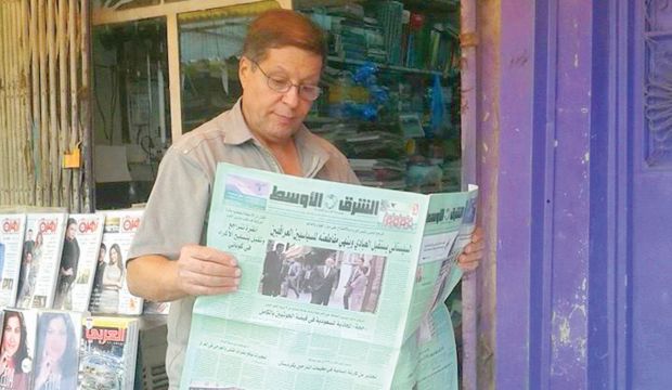 Customers pick up a copy of Asharq Al-Awsat at a Baghdad newsstand on October 21, 2014. (Asharq Al-Awsat)
