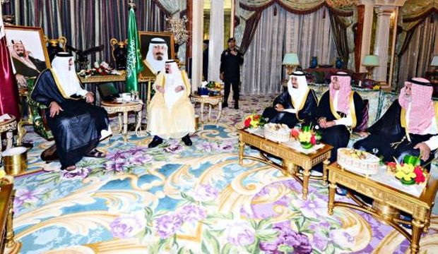 (From L-R) Qatar Emir Sheikh Tamim Bin Hamad Al Thani, Saudi King Abdullah Bin Abdulaziz, Saudi Crown Prince Salman Bin Abdulaziz, Saudi Deputy Crown Prince Muqrin Bin Abdulaziz, and Saudi Prince Bandar Bin Sultan meet at the Royal Palace in Jeddah, Saudi Arabia, on Monday, October 13, 2014. (SPA)