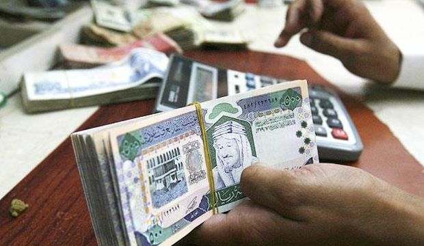 This undated file photo shows a Saudi money changer counting Saudi riyals in Riyadh, Saudi Arabia. (Reuters)
