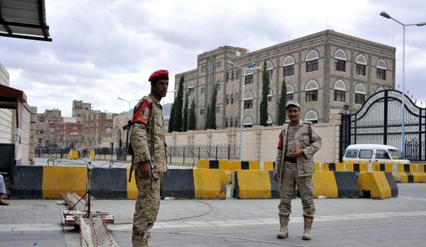Yemeni soldiers stand guard outside the headquarters of the government a day after a new prime minister was named, in Sana’a, Yemen, on October 8, 2014. (EPA/Yahya Arhab)