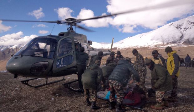 Nepalese army personnel rescue an injured hiker along the Annapurna Circuit on October 15, 2014. (AFP Photo/Nepal Army)   