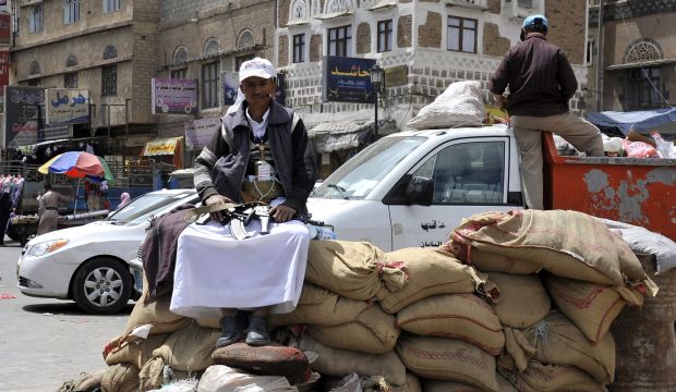 A young gunman loyal to the Shi'ite Houthi movement mans a checkpoint in Sana'a, Yemen on October 7, 2014. (EPA/Yahya Arhab)