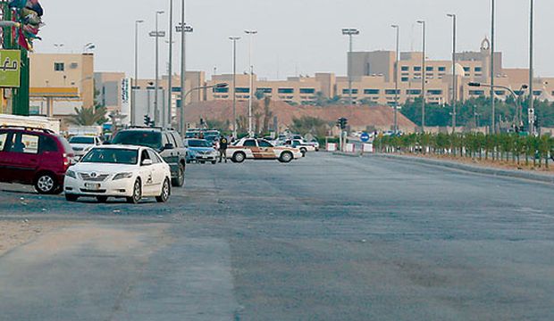 Police set up a security checkpoint to protect a crime scene following the shooting of a US security contractor in eastern Riyadh, Saudi Arabia, on Tuesday, October 14, 2014. (Ali Al-Oraifi/Asharq Al-Awsat)