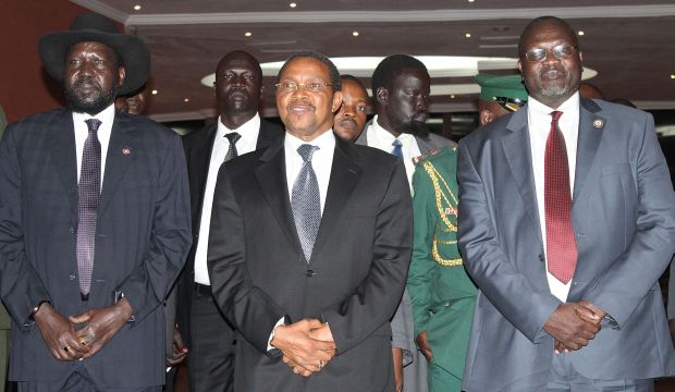 South Sudan President Salva Kiir (L), Tanzania's President Jakaya Kikwete (C) and South Sudan rebel leader Riek Machar (R) pose as they met for talks on October 20, 2014 in the northern Tanzanian tourist town of Arusha. (AFP Photo)