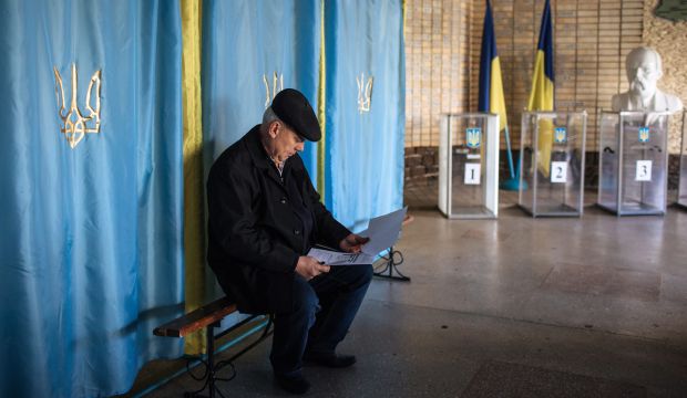 A man sits at a polling station in the eastern Ukrainian town of Kramatorsk, on October 24, 2014. (EPA/Roman Pilipey)