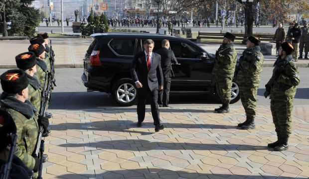 The newly elected leader of the self-proclaimed Donetsk People's Republic, Alexander Zakharchenko (C), arrives on November 4, 2014 at the main theater of Donesk for his inauguration. (AFP PHOTO/ ALEXANDER KHUDOTEPLY)