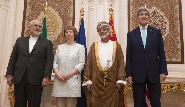 Iranian Foreign Minister Javad Zarif (far L),  European Union adviser Catherine Ashton (L), Omani Minister Responsible for Foreign Affairs Yussef bin Alawi (R) and US Secretary of State John Kerry (far R),  in Muscat on November 9, 2014.  (AP PHOTO/NICHOLAS KAMM, POOL)