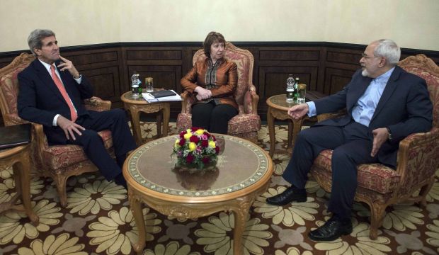 US Secretary of State John Kerry (L), EU envoy Catherine Ashton (C) and Iranian Foreign Minister Mohammad Javad Zarif (R) meet in Muscat, Oman, on November 10, 2014. (Reuters/Nicholas Kamm/Pool)