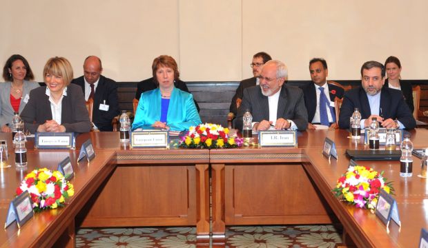 Iranian Foreign Minister Mohammad Javad Zarif (C-R) sits next to the EU's Catherine Ashton (C-L), during their meeting in the framework of negotiations on the Iranian nuclear file in Muscat, Oman, on November 11, 2014. (EPA/Hanid Al-Qasmi)