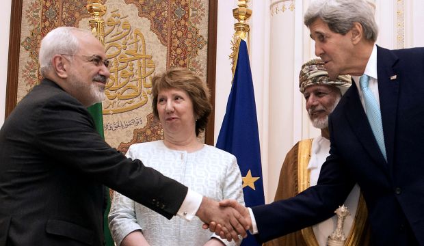 US Secretary of State John Kerry (R) and Iranian Foreign Minister Mohammad Javad Zarif (L) shake hands during a meeting in Muscat, Oman, on November 9, 2014. Omani Foreign Minister Yussef bin Alawi bin Abdullah (center R) and European Union High Representative Catherine Ashton (center L) stand at background. (AP Photo/Nicholas Kamm, Pool)