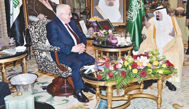 Saudi Arabia's King Abdullah Bin Abdulaziz (R) meets with Iraqi President Fuad Masoum (L) in Riyadh, Saudi Arabia, on November 11, 2014 (SPA)