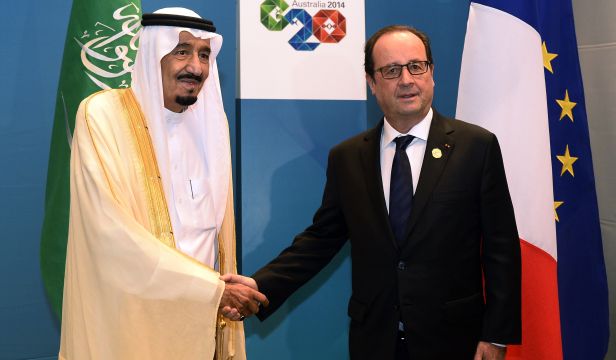 French President François Hollande (R) meets with Saudi Arabia's Crown Prince Salman Bin Abdulaziz (L) as part of the G20 Summit in Brisbane, Australia, on November 16, 2014. (AFP Photo/Alain Jocard)
