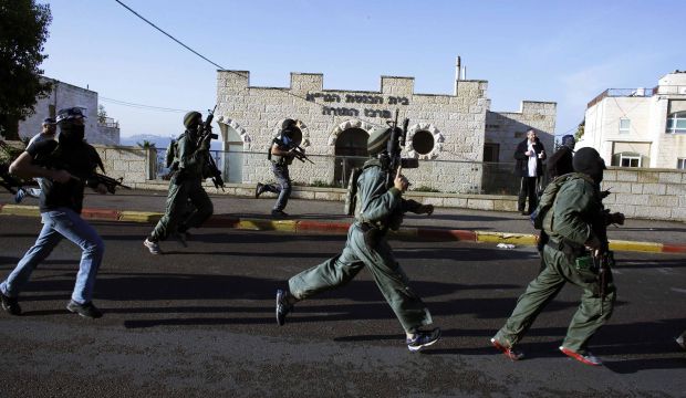 Israeli security personnel run next to a synagogue, where a suspected Palestinian attack took place, in Jerusalem, on November 18, 2014. (REUTERS/Ronen Zvulun)
