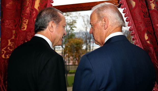 Turkish President Recep Tayyip Erdoğan (L) and US Vice President Joe Biden chatting during their meeting in Istanbul, Turkey, on November 22, 2014. (EPA/Kayhan Ozer/Presidential Press Office)