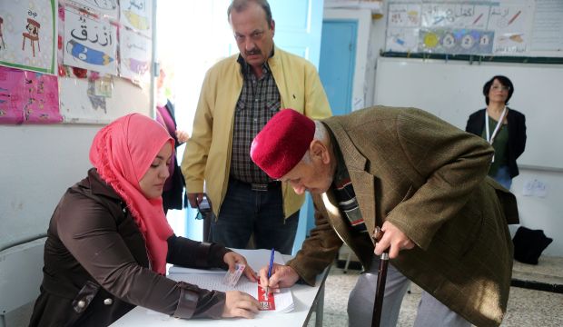 A Tunisian man prepares to cast his ballot at a polling station during the Tunisian presidential elections in Tunis, Tunisia, 23 November 2014. (EPA/MOHAMED MESSARA)