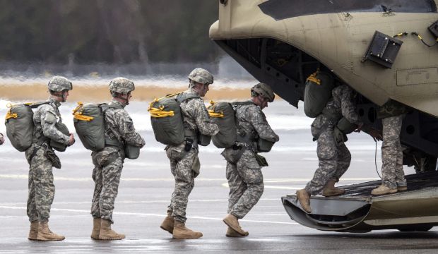 Paratroopers of the US Army enter a helicopter at the training area in Grafenwöhr, Germany, on February 10, 2014. (EPA/Armin Weigel)