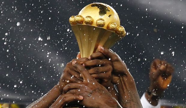 The Nigerian national soccer team celebrates with the Africa Cup trophy after winning the final against Burkina Faso at the Soccer City Stadium in Johannesburg, South Africa, on February 10, 2013. (EPA/Nic Bothma)
