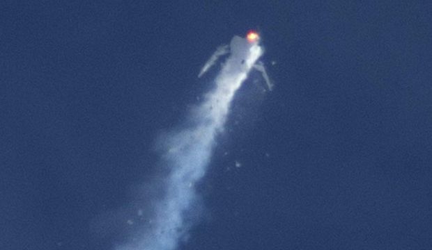 The Virgin Galactic SpaceShipTwo rocket explodes in mid-air during a test flight above the Mojave Desert in California October 31, 2014. (Reuters/Kenneth Brown) 