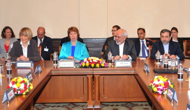 Iranian Foreign Minister Mohammad Javad Zarif (C-R) sits next to the EU's Catherine Ashton (C-L), during their meeting in the framework of negotiations on the Iranian nuclear file in Muscat, Oman, on November 11, 2014. (EPA/Hamid Al-Qasmi)