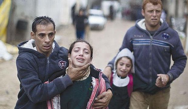 The daughters of Fadel Mohammed Halawa, 32, who was shot dead by Israeli forces near the border in northern Gaza, react upon hearing the news of their father's death as they return home from school in Gaza City on November 23, 2014. (AFP Photo/Mahmud Hams)
