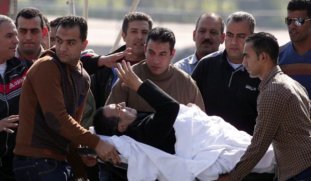 Hosni Mubarak returns to the hospital where he is being held under house arrest after attending a trial session in Cairo on November 29, 2014 where he was cleared of all charges. (EPA/Khaled Elfiqi)