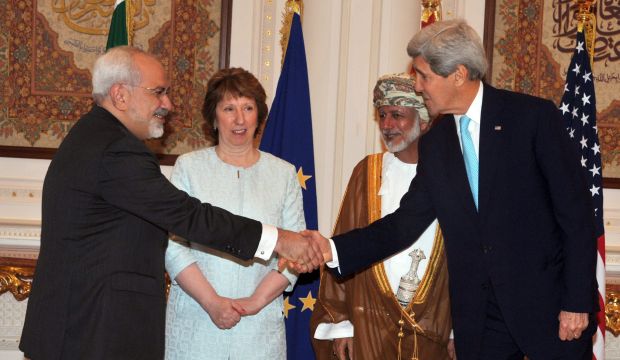 Iranian Minister of Foreign Affairs Mohammad Javad Zarif (L), the EU's Catherine Ashton (2-L), Omani Minister of Foreign Affairs Youssef Bin Alawi (2-R), and US Secretary of State, John Kerry in Muscat, Oman, before the start of their meeting on the Iranian nuclear file, on November 9, 2014. (EPA/Hamid Al-Qasmi)