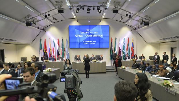 A general view shows the166th ordinary meeting of the Organization of the Petroleum Exporting Countries, OPEC, at their headquarters in Vienna, Austria on November 27, 2014. (AFP/Samuel Kubani)