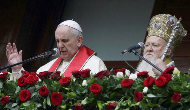 Pope Francis, left, and Ecumenical Patriarch Bartholomew I bless the faithful gathered in the courtyard of the Patriarchal Church of St. George, in Istanbul, Sunday, November 30, 2014. (AP)