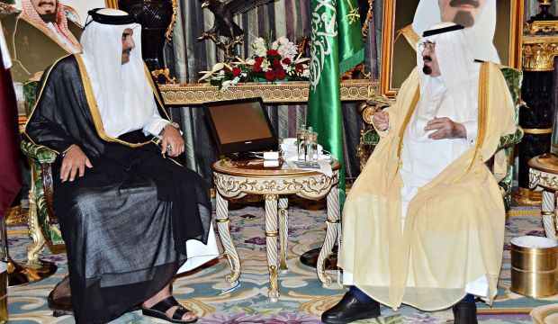 Saudi King Abdullah Bin Abdulaziz Al Saud (R) meets the emir of Qatar, Tamim Bin Hamad Bin Khalifa  Al Thani in Jeddah. (AFP Photo/HO/SPA)