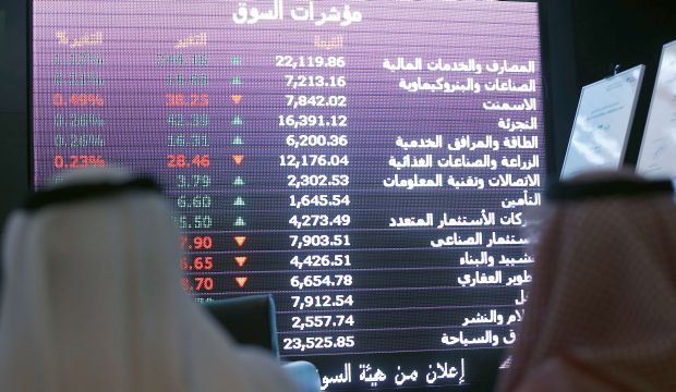 Saudi investors monitor stocks at the newly opened exchange market department at the National Commercial  Bank (NCB) in Riyadh on November 12, 2014. (AFP/Fayez Nureldine) 