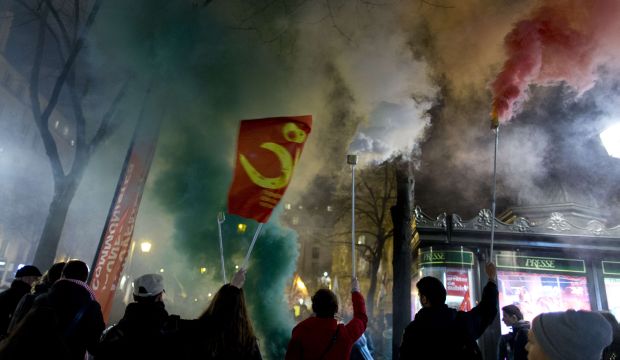 People take part in a demonstration to urge the French government to recognize Palestine as a state, in Paris, on November 28, 2014. (AFP Photo/Kenzo Tribouillard)