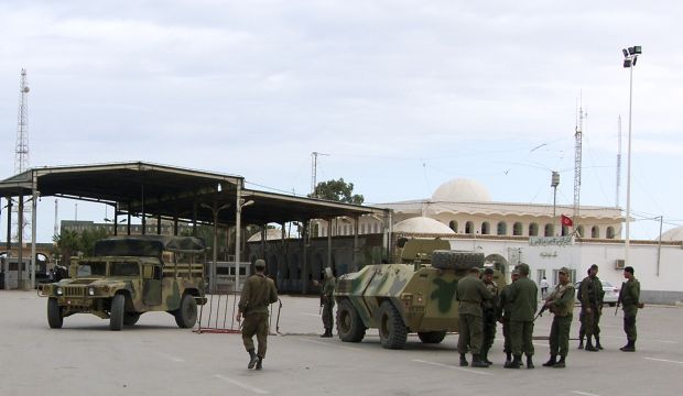 Tunisian soldiers stand guard at the border crossing at Ras Jdir/Ben Guerdane, on December 5, 2014. (REUTERS/Stringer)