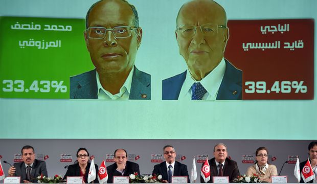 Members of the Tunisian ISIE elections body hold a press conference to announce the final results of the first round of the presidential election on December 8, 2014. (AFP PHOTO / FETHI BELAID)
