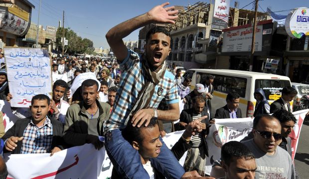 Yemeni protesters chant slogans during a protest against the continued presence of Shi'ite Houthi militias in Yemeni cities and towns, Sana'a, Yemen, December 13, 2014.  (EPA/YAHYA ARHAB)