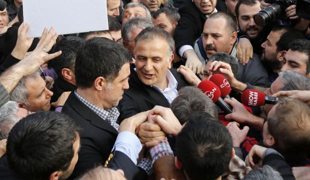 "Zaman" editor-in-chief Ekrem Dumanli, surrounded by his colleagues and plainclothes police officers (C), leaves the headquarters of "Zaman" daily newspaper in Istanbul on December 14, 2014. (REUTERS/Murad Sezer)