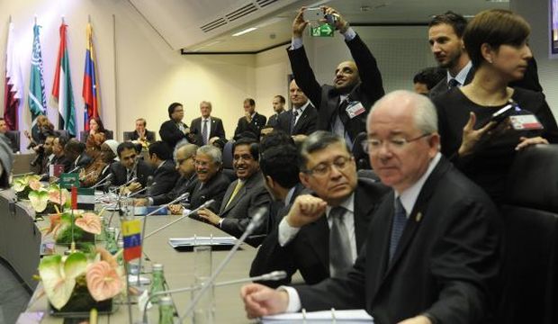 Participants attend the start of the 166th OPEC Conference in Vienna, Austria, on November 27, 2014. (EPA/Herbert Pfarrhofer)