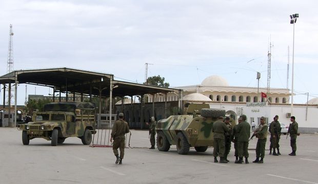 Tunisian soldiers stand guard at the border crossing at Ras Ejdir, southeast of Tunis, on December 5, 2014. (Reuters)
