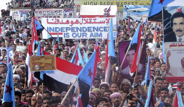 People take part in a rally commemorating the anniversary of South Yemen's independence from British colonial rule in the southern Yemeni city of Aden November 30, 2014. (Reuters/Yaser Hasan)