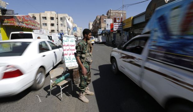A Shi'ite Houthi militant in military uniform mans a checkpoint in Sana'a October 15, 2014.  (Reuters/Khaled Abdullah)