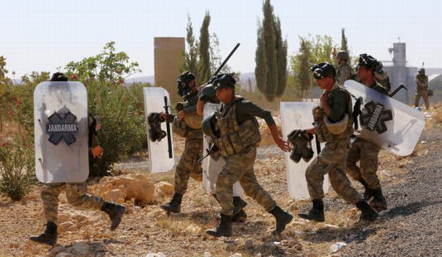 Turkish soldiers approach people demonstrating in support of Syrian Kurds as fighting intensified between Syrian Kurds and the militants of Islamic State, in Kobani, Syria, in Mursitpinar near Suruc, Turkey, October 4, 2014. (AP)
