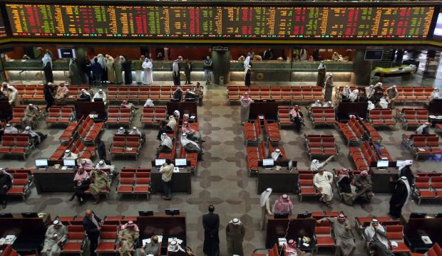 Kuwaiti traders follow the market's movement at the Stock Exchange in Kuwait City on December 18, 2014.  (AFP Photo/Yasser Al-Zayyat)