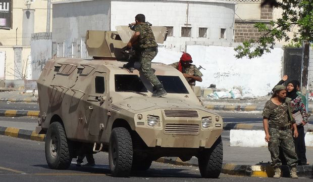 Yemeni security forces are deployed on the street in the southern city of Aden during clashes following a demonstration by members of the separatist Southern Movement calling for independence from the north of the country on December 8, 2014.  (AFP Photo)