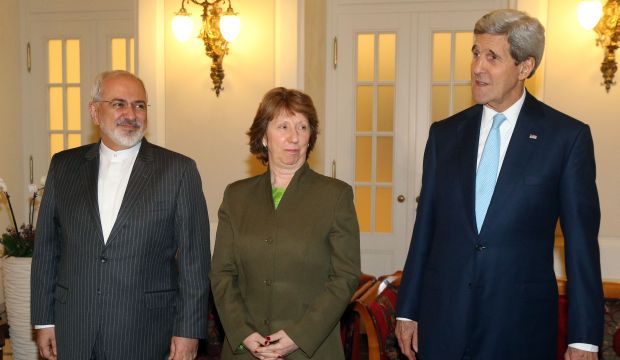 Iranian Foreign Minister Mohammad Javad Zarif (L), US Secretary of State John Kerry (R), and former EU foreign policy chief Catherine Ashton (C) arrive for closed-door nuclear talks with Iran in Vienna, Austria, on November 20, 2014. (AP Photo/Ronald Zak, pool)