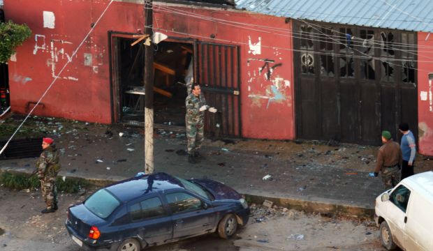 Lebanese Army soldiers inspect a cafe where a suicide bomb attack took place in Jabal Mohsen, Tripoli, on  January 11, 2015. (REUTERS/Omar Ibrahim)