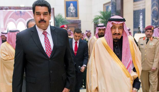 Saudi Crown Prince Salman bin Abdulaziz (R) walking alongside Venezuelan President Nicolas Maduro (L) during a meeting in the capital Riyadh on January 11, 2015 (AFP PHOTO / HO / SPA)