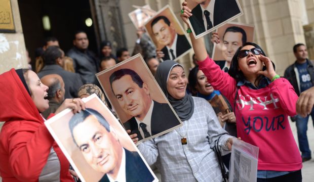 Supporters of former Egyptian president Hosni Mubarak cheer after a court overturned his conviction in an embezzlement case, in Cairo, Egypt, January 13, 2015. (EPA/BASMA FATHY / ALMASRY ALYOUM EGYPT OUT)