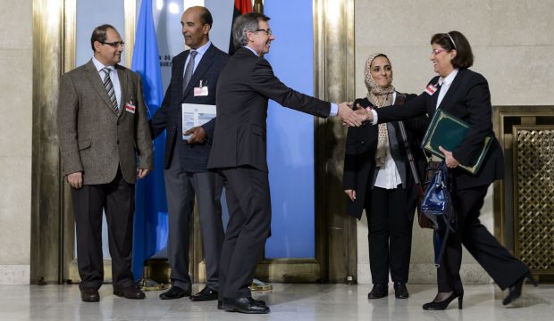 United Nations special envoy to Libya Bernardino León (C) welcomes representatives of Libya's warring factions prior to talks in Geneva, on January 14, 2015 (AFP Photo/Fabrice Coffrini)