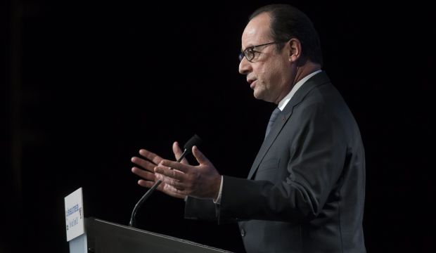 French President François Hollande delivers a speech as he visits the Institute of the Arab World building, in Paris, France, on January 15, 2015. (EPA/Ian Langsdon/Pool)